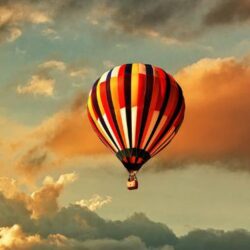 Bild på luftballong som flyger högt